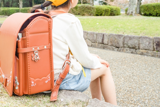 重いランドセルを背負っている女の子